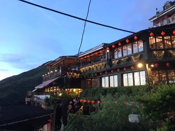 台湾・台北「仲良し2人旅Taiwan🇹🇼」の写真：千と千尋の神隠しで有名な九份やランタン書...