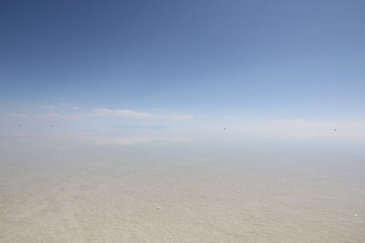 ウユニ塩湖①運良く前日に雨が降ったのでちょうどいい水位と晴れが重なり現地の...