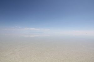 ウユニ塩湖①運良く前日に雨が降ったのでちょうどいい水位と晴れが重なり現地の...