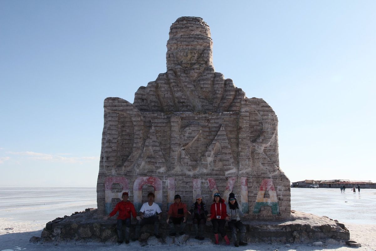 ウユニ塩湖①運良く前日に雨が降ったのでちょうどいい水位と晴れが重なり現地の...