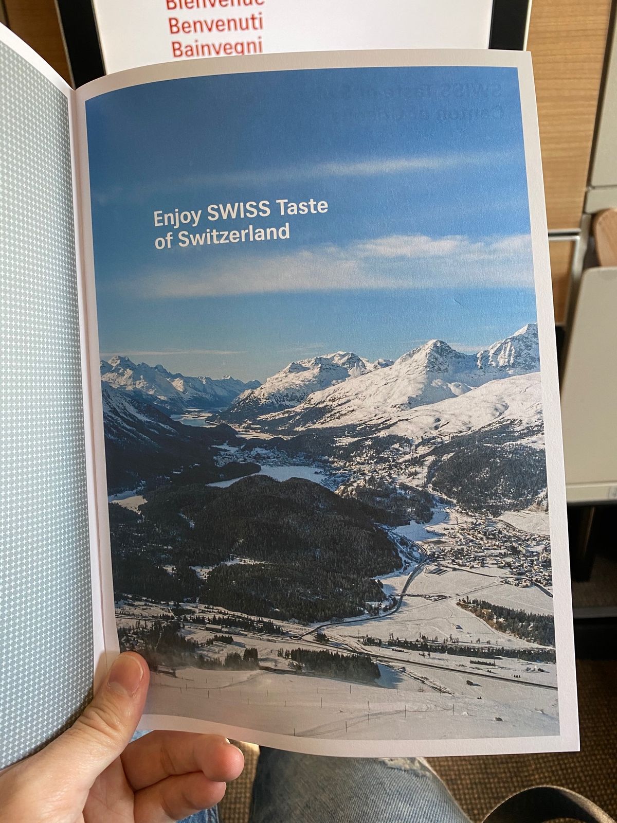 機内食メニュー。
写真付きとかわかってるなぁ。

チーズが楽しみ。