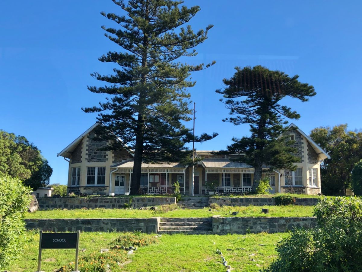 天候が急に崩れてタスクを一旦中止して自由時間になったので島内をお散歩🚶‍♀...