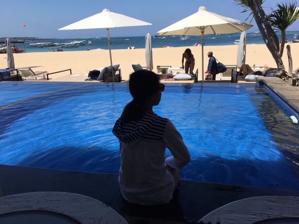 インドネシア・バリ島「リゾート旅行は学生には合わないBali🇮🇩」の写真：プール、マリンスポーツ、ケチャ。ケチャは...