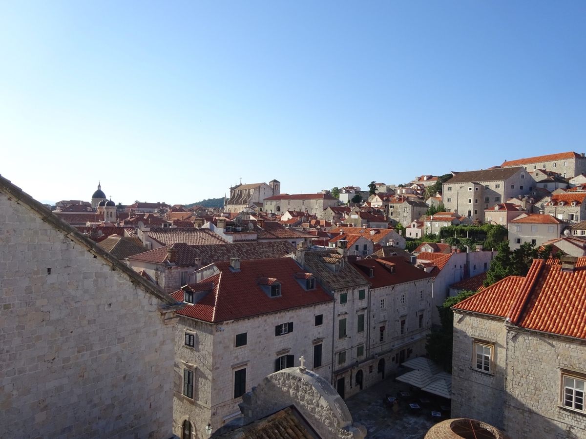 朝は旧市街の城壁の上をゆっくり散歩