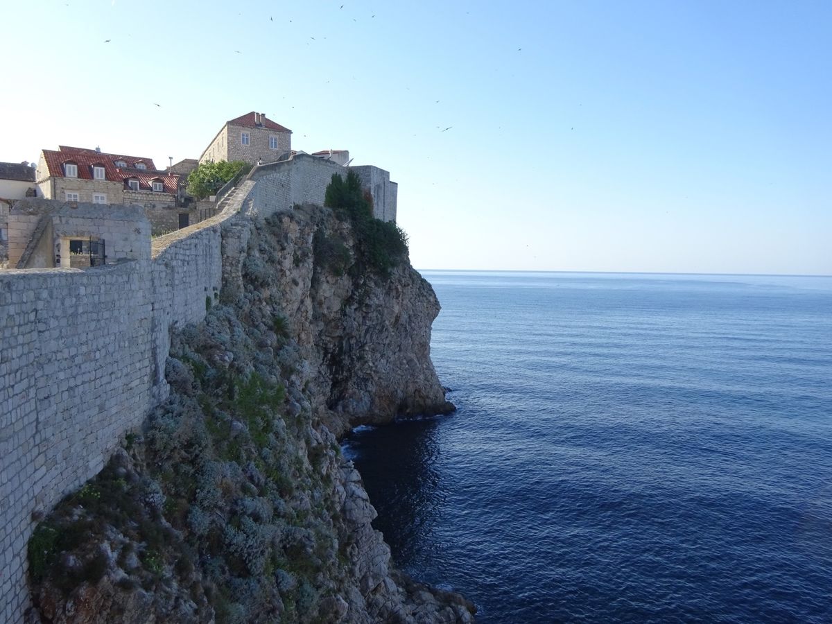 朝は旧市街の城壁の上をゆっくり散歩