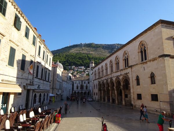 クロアチア・ドゥブロヴニク「ドゥブロヴニク」の写真：ゆっくりと道を歩くのも楽しい。
石畳、家...