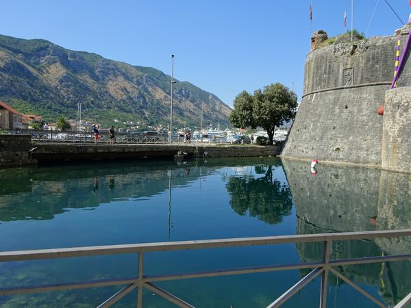 モンテネグロ・Kotor「コトル」の写真：お堀に囲まれていて小ぢんまりとした街。

