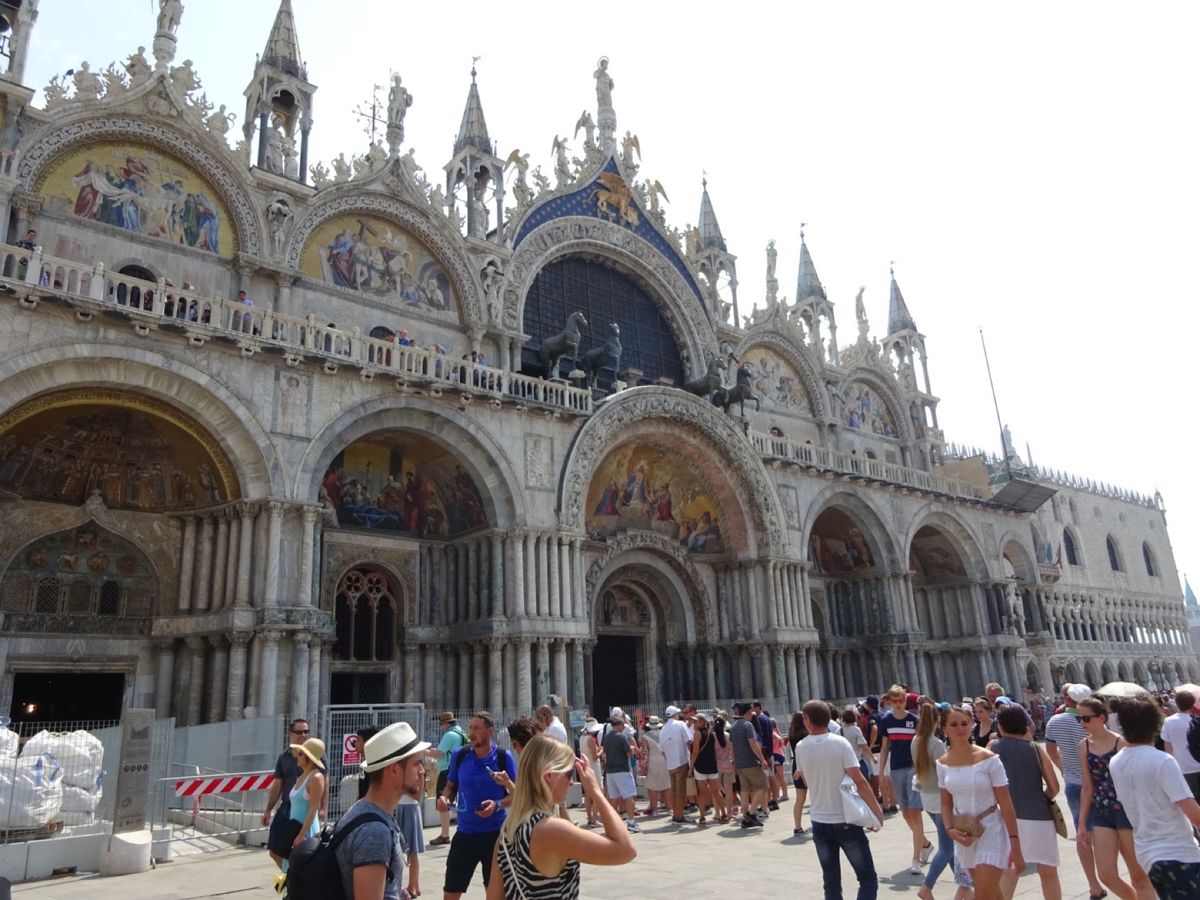 前回は入れなかった大聖堂に行きました。
中は、外から見るより天井が高い。