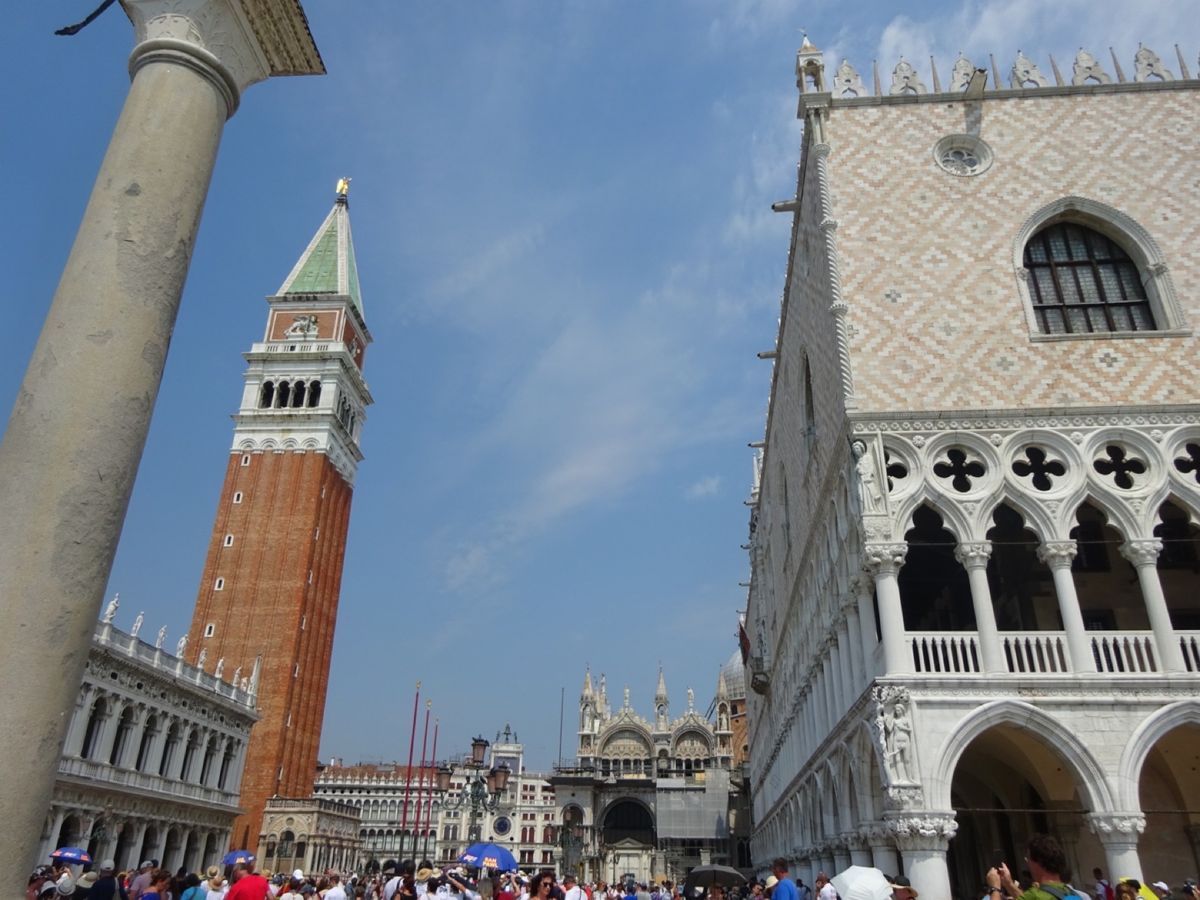 前回は入れなかった大聖堂に行きました。
中は、外から見るより天井が高い。