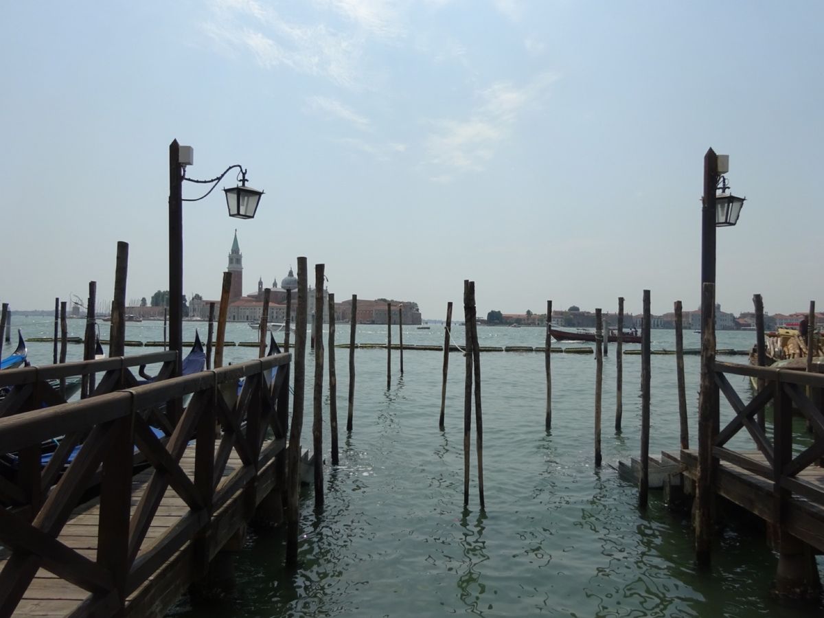 前回は入れなかった大聖堂に行きました。
中は、外から見るより天井が高い。