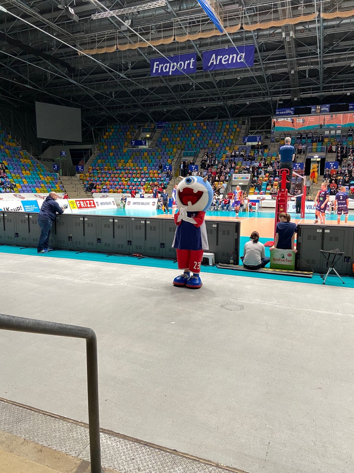 ドイツ2日目。
今回のイベント①ドイツリーグバレーボール観戦。

会場のF...