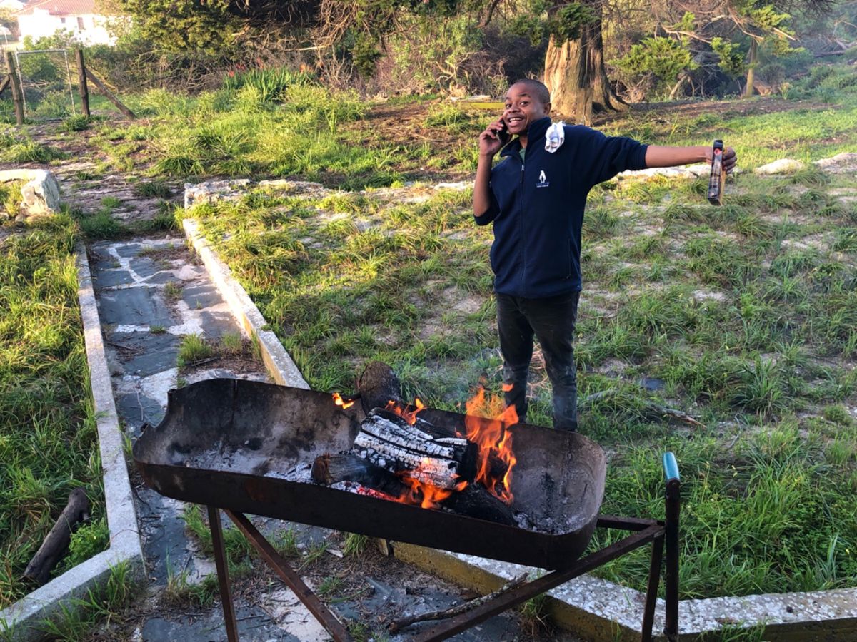 夕食は毎日順番で作ってたんだけど、この日はアンディレがBBQを作ってくれる...