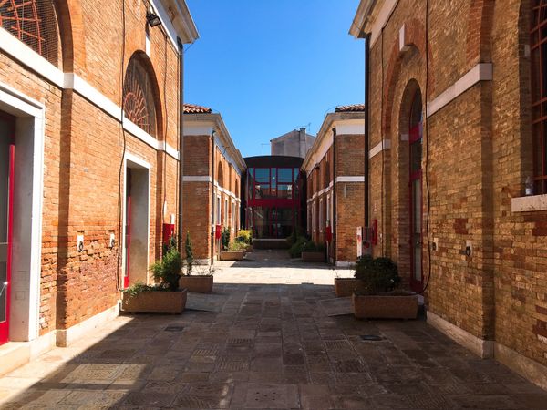 イタリア・ヴェネツィア「ヴェネツィア(2)」の写真：カフォスカリ大学構内と、近くの運河。
ヴ...