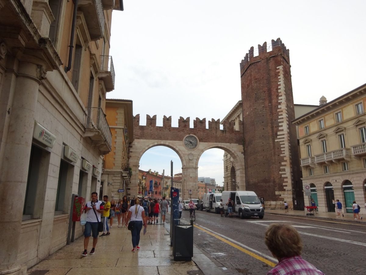 旧市街は石壁で囲まれている。
ヴィットーリオ・エマヌエーレ2世の像があった...