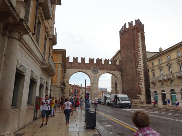 イタリア・ヴェローナ「ヴェローナ」の写真：旧市街は石壁で囲まれている。
ヴィットー...