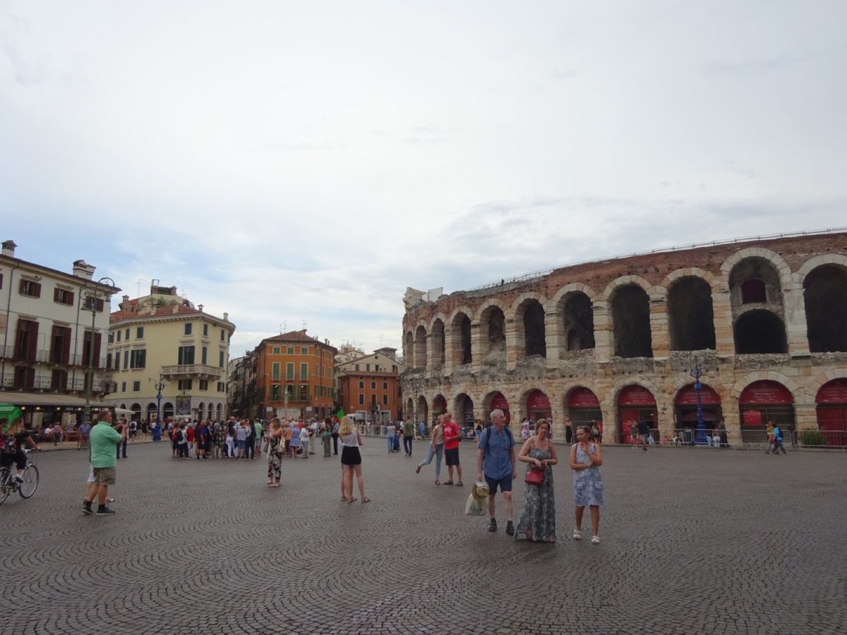 旧市街は石壁で囲まれている。
ヴィットーリオ・エマヌエーレ2世の像があった...