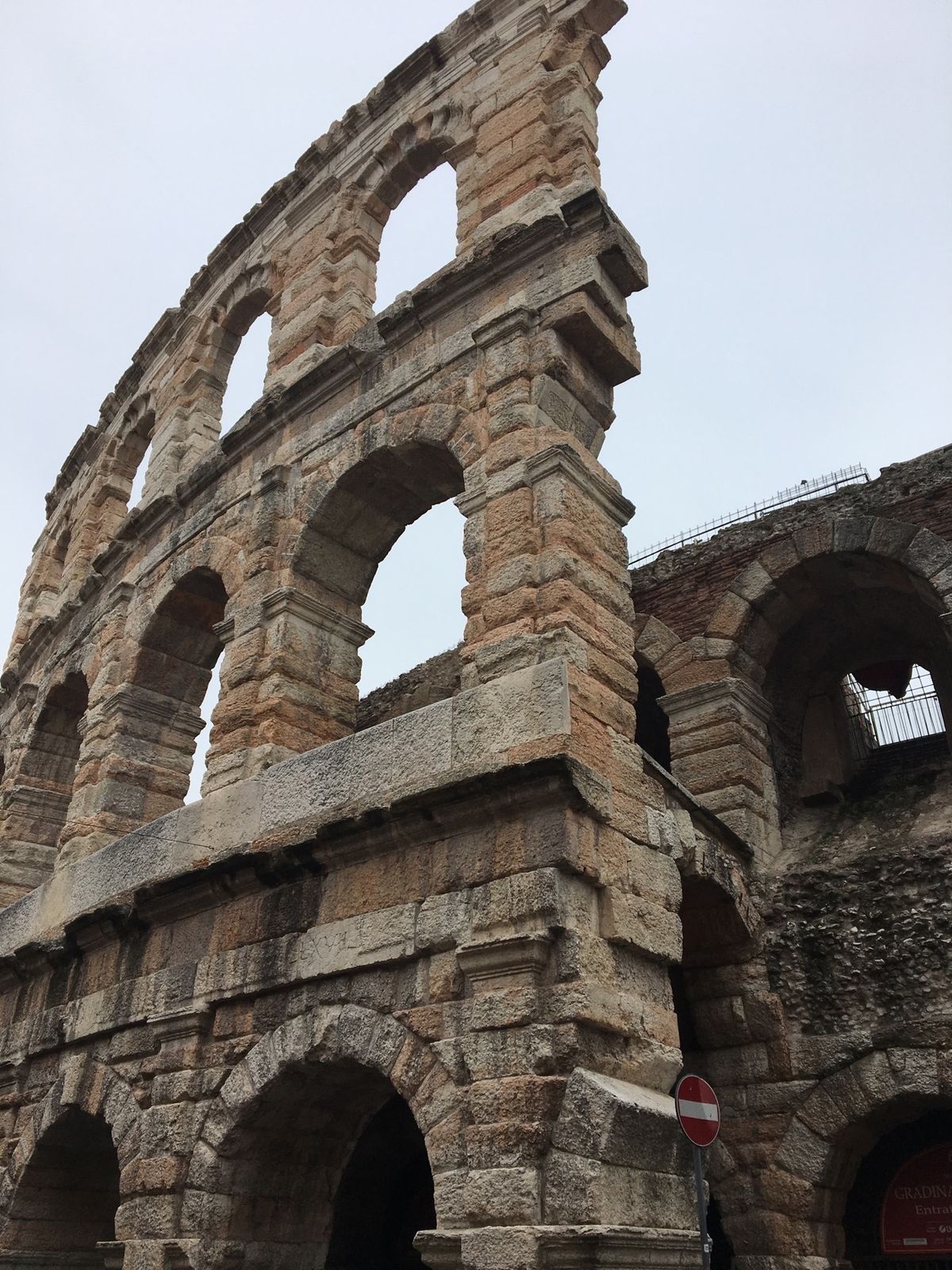 旧市街は石壁で囲まれている。
ヴィットーリオ・エマヌエーレ2世の像があった...