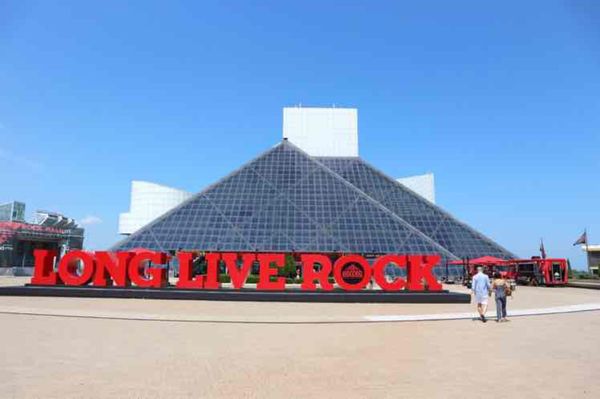アメリカ(米国)・クリーブランド、オハイオ州「クリーブランド ロックンロールの殿堂へ」の写真：1. ロックンロールの殿堂 (Rock’...