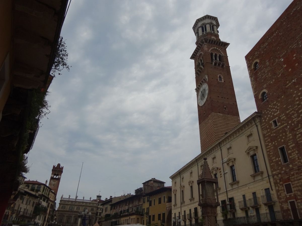 街の少し奥まったところにある旧市庁舎。
時計台が立派。
道もほどよく広くて...