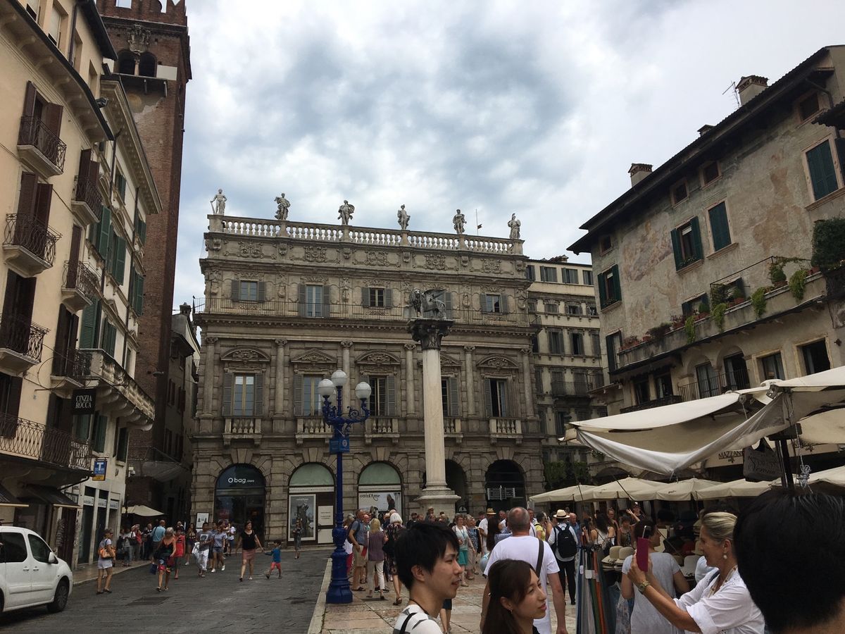 街の少し奥まったところにある旧市庁舎。
時計台が立派。
道もほどよく広くて...