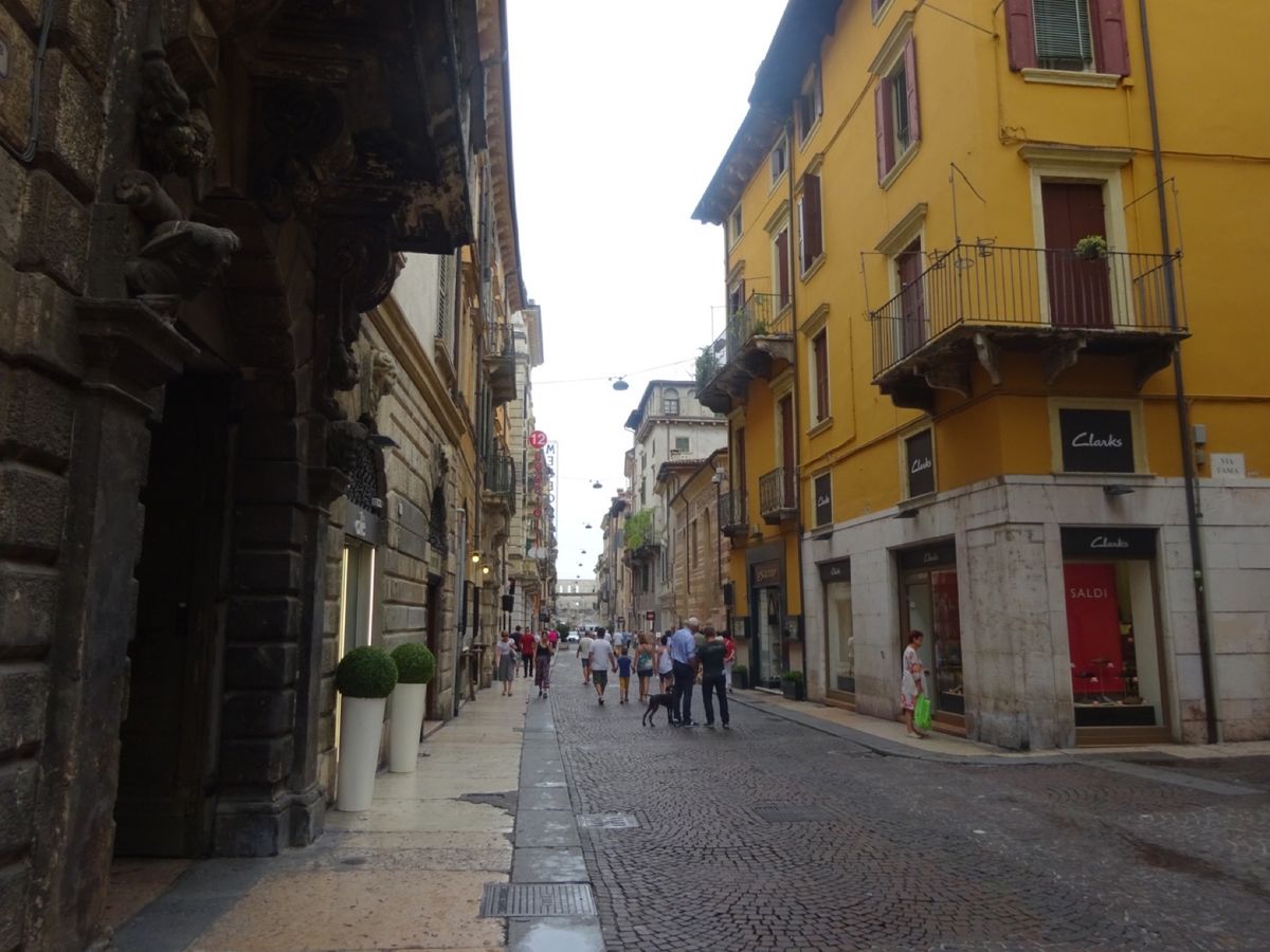 街の少し奥まったところにある旧市庁舎。
時計台が立派。
道もほどよく広くて...