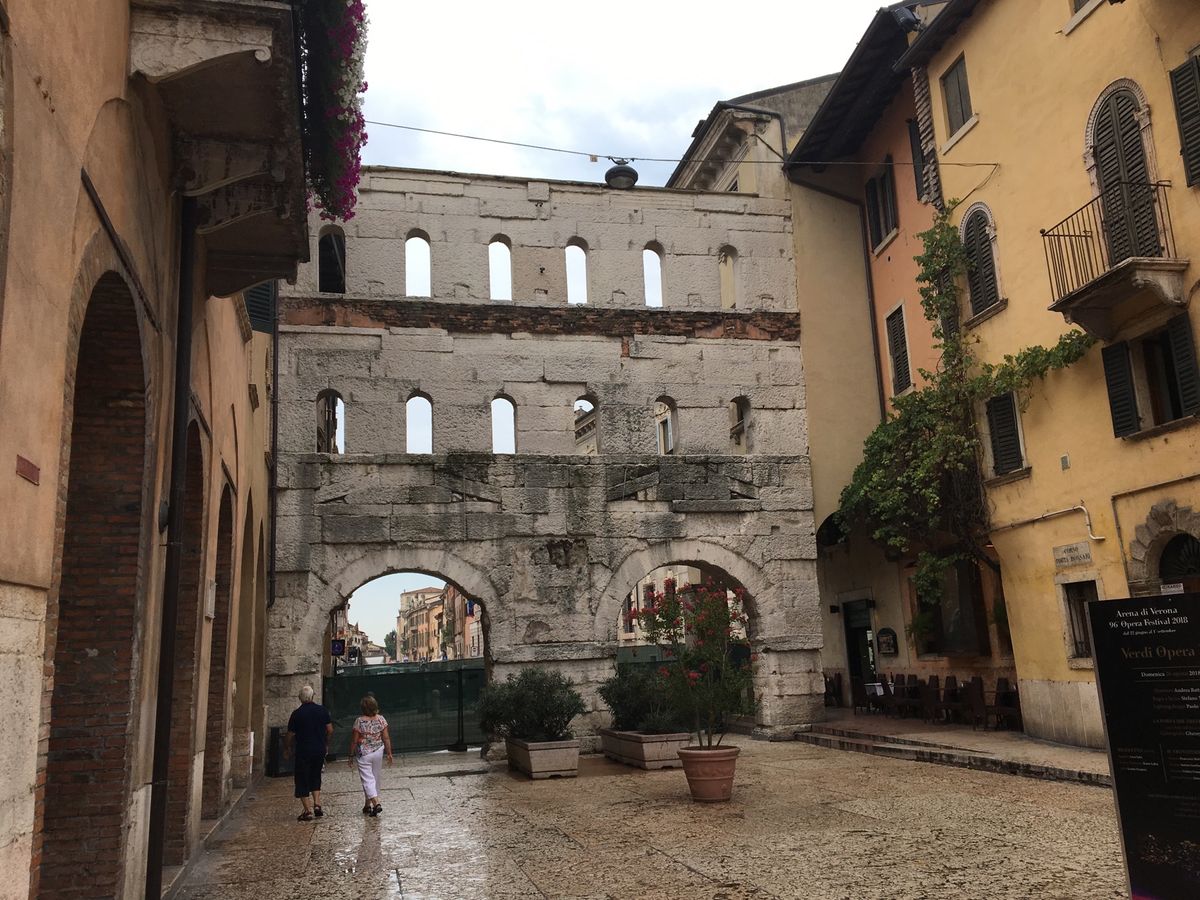 街の少し奥まったところにある旧市庁舎。
時計台が立派。
道もほどよく広くて...