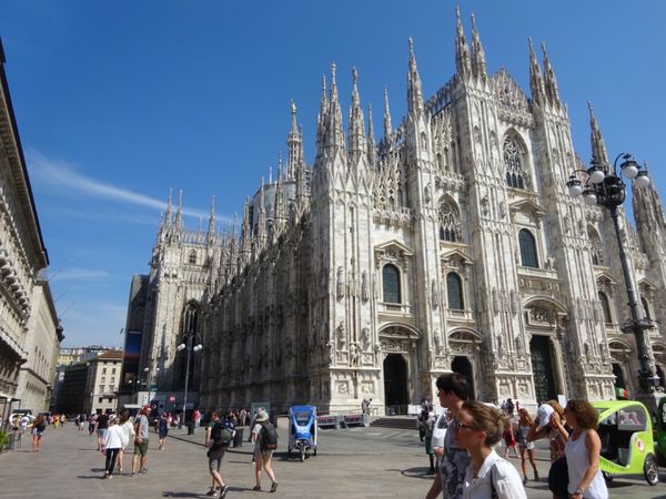 イタリア・ミラノ「ミラノ」の写真：駅降りてすぐに！
真っ白ドゥオモ。
荘厳...