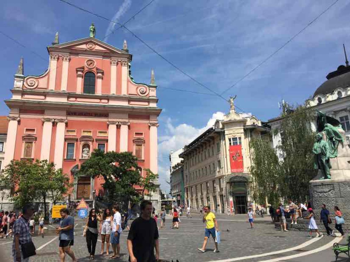 夏のリュブリャーナ🌞
広場はいつもこのアングルで撮ってしまう。
とっても暑...