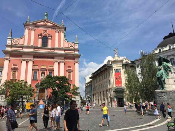 スロベニア・リュブリャーナ「リュブリャーナ(4)」の写真：夏のリュブリャーナ🌞
広場はいつもこのア...