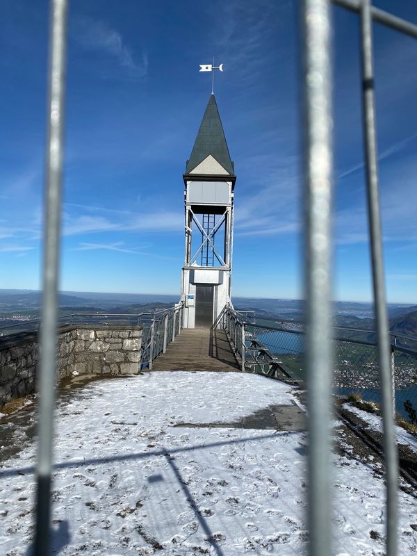 スイス・エネットビュルゲン「スイス エネットビュルゲン」の写真：3、40分ほどの山道を歩いてビルケンシュ...