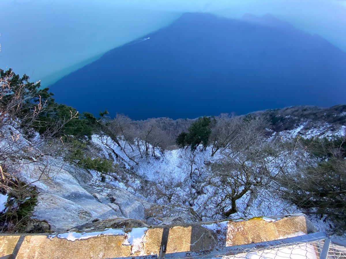3、40分ほどの山道を歩いてビルケンシュトックの山頂に着いた。でも、人がい...