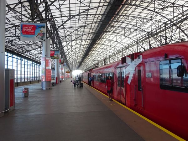 ロシア連邦・モスクワ「モスクワ」の写真：列車で空港から市内へ