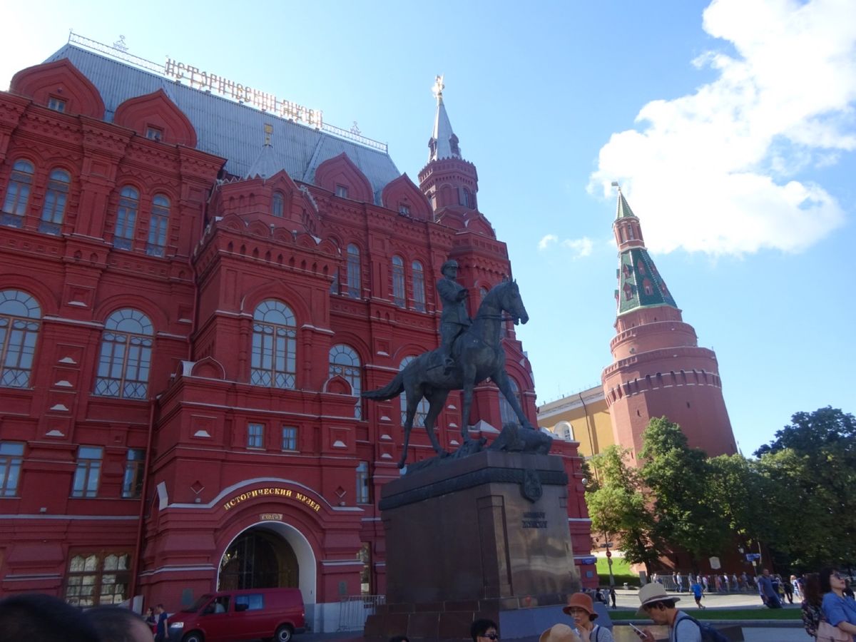 クレムリンへ。
赤い。しかも独特の赤。