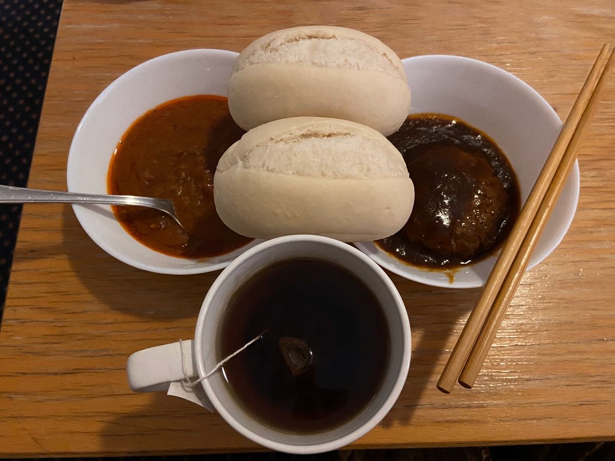 今日の夕食、茶色いなw

旅行中は我慢したくないので、カロリミット持参。
...