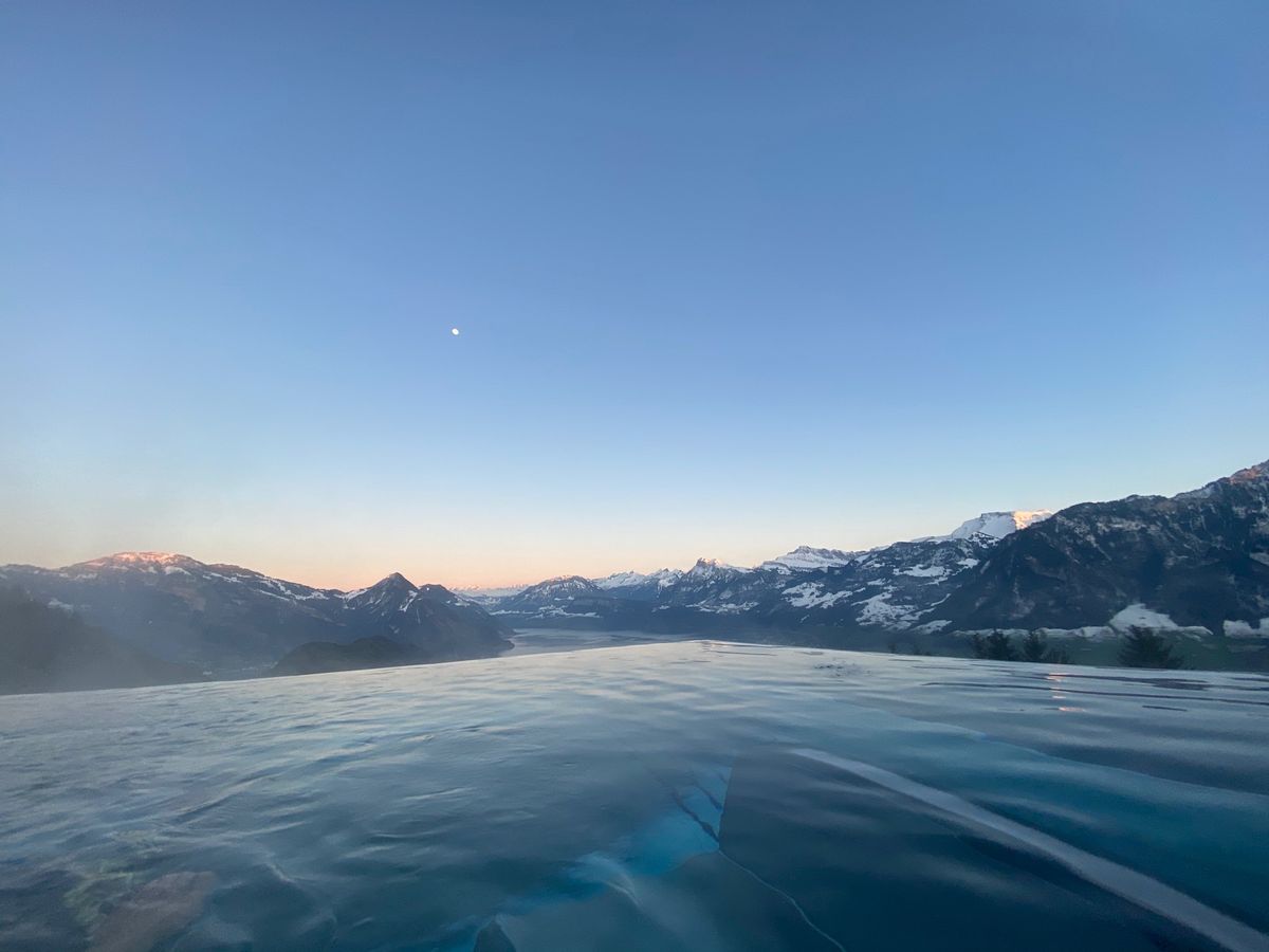 ビルケンシュトックから戻ってきて（歩いた〜）、ホテルのスパへ。

Hone...