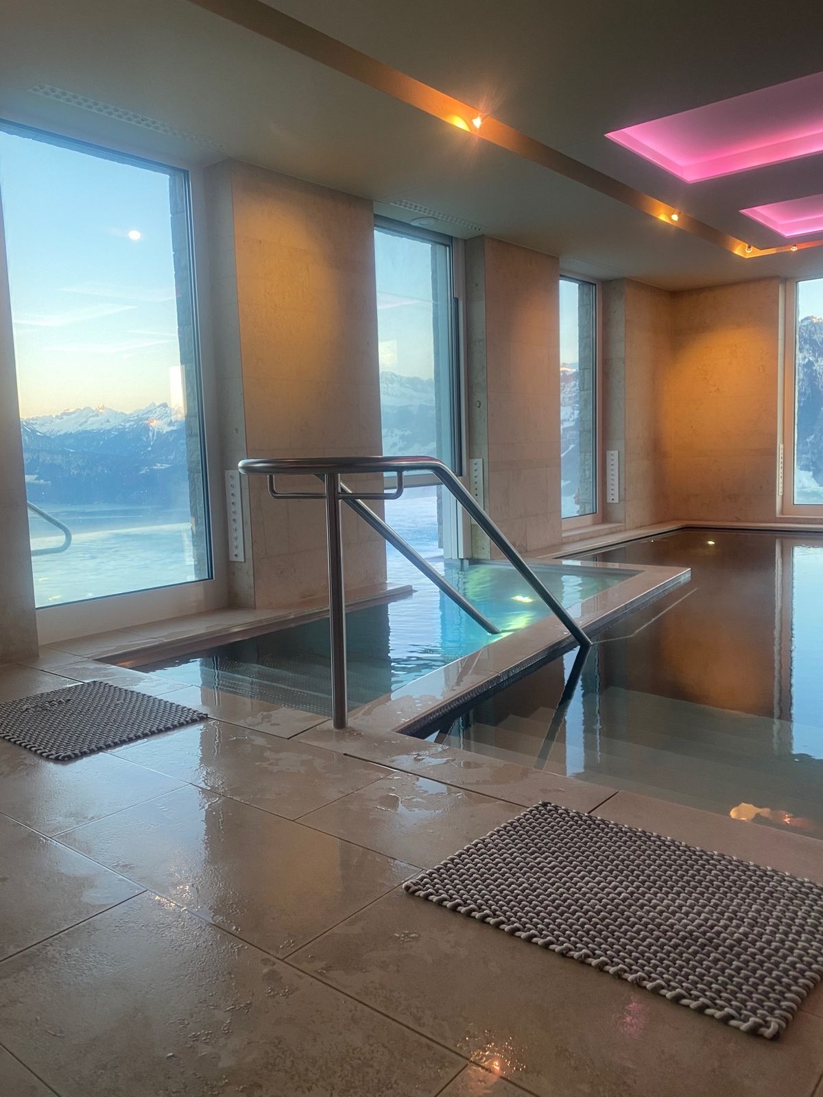 ビルケンシュトックから戻ってきて（歩いた〜）、ホテルのスパへ。

Hone...