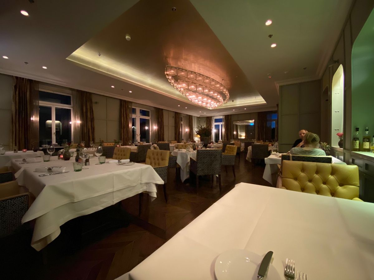 Honeggのホテルは山の中腹にあり、周りにレストランなどはない。もうここ...