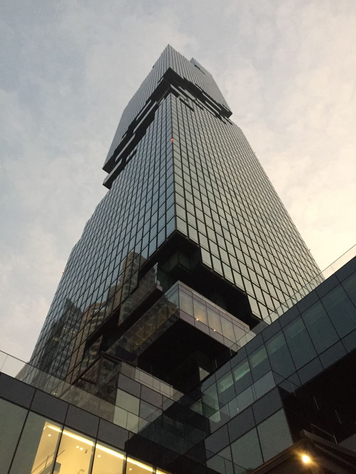 マハナコーンスカイウォーク
ガラス張りの床
下を見たら目が眩みます(ｰ ｰ;)