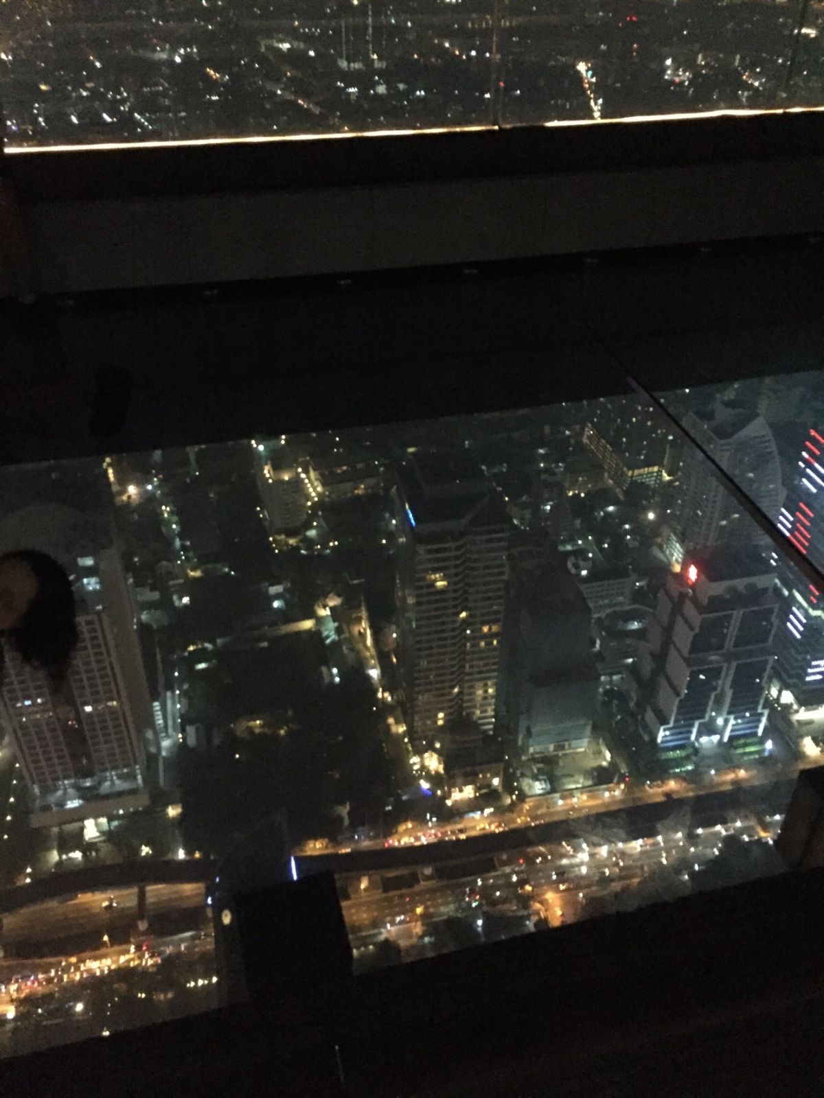 マハナコーンスカイウォーク
ガラス張りの床
下を見たら目が眩みます(ｰ ｰ;)