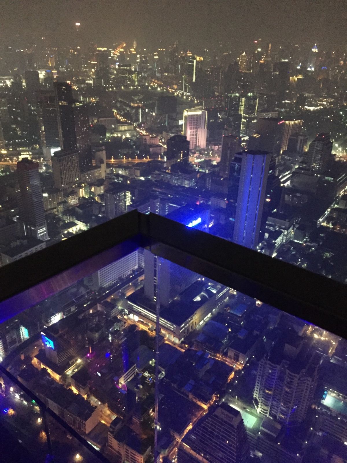 マハナコーンスカイウォーク
ガラス張りの床
下を見たら目が眩みます(ｰ ｰ;)