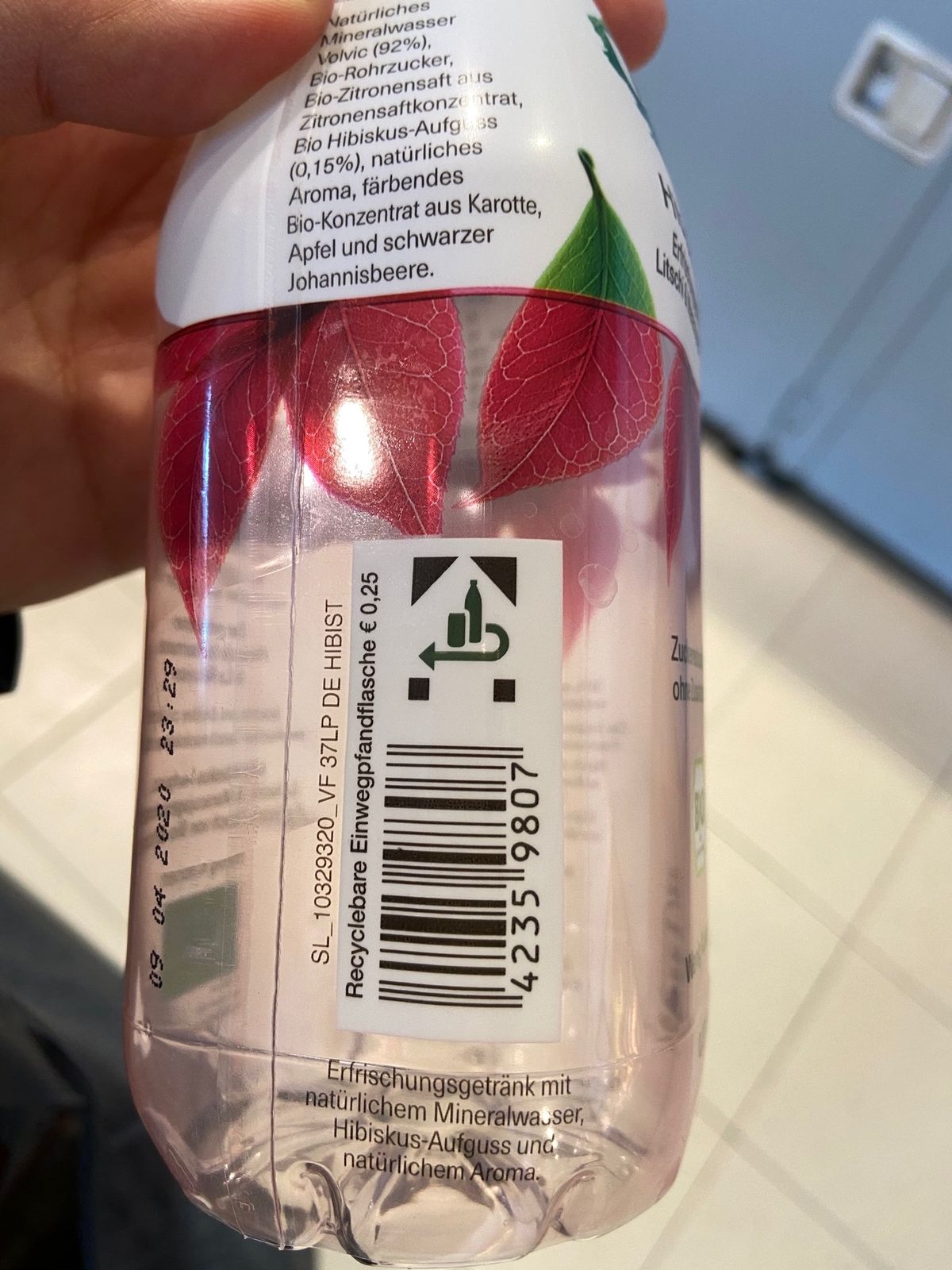 リサイクル大国ドイツ。
ペットボトルは1本0.25ユーロが加算されている。...