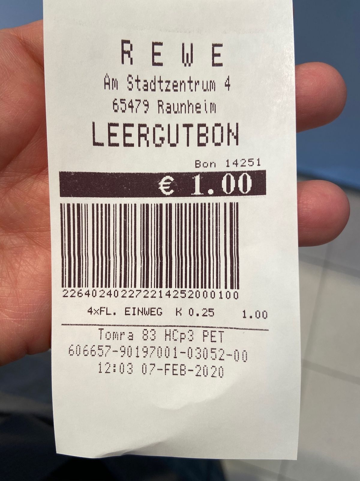 リサイクル大国ドイツ。
ペットボトルは1本0.25ユーロが加算されている。...