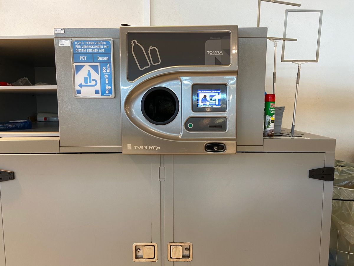 リサイクル大国ドイツ。
ペットボトルは1本0.25ユーロが加算されている。...