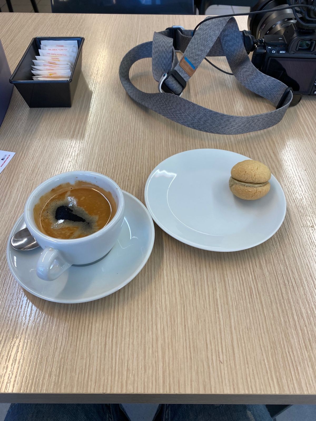 結局レストランは見つからず、イタリアンカフェでコーヒーと謎のおやつをいただ...