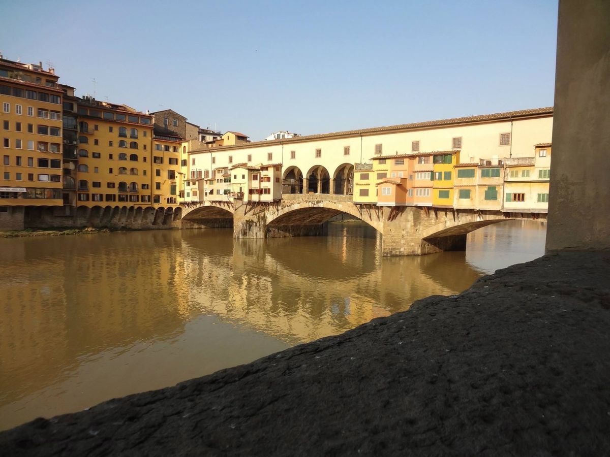 朝着だったから、のんびりまだ静かな街を歩く。
フィレンツェのドムは、白に近...