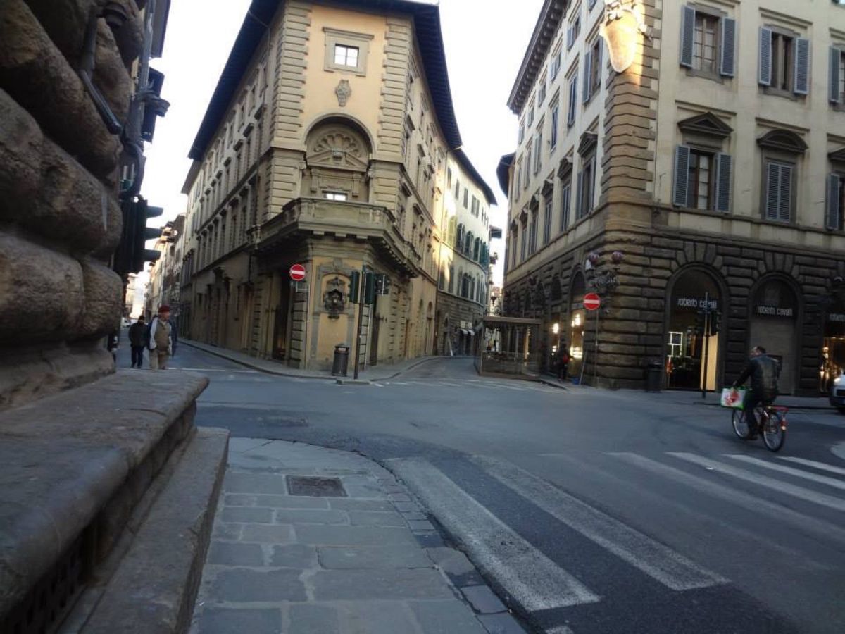 朝着だったから、のんびりまだ静かな街を歩く。
フィレンツェのドムは、白に近...