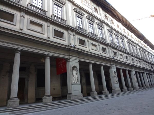 イタリア・フィレンツェ「フィレンツェ」の写真：ウィフィッツィ美術館。
長い廊下にはフェ...