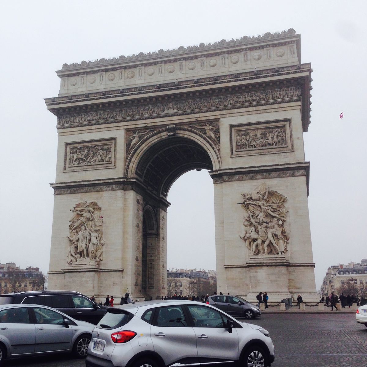 凱旋門とシャンゼリゼ通り。
歩いてると、建物の立派さありきの道幅だったり
...