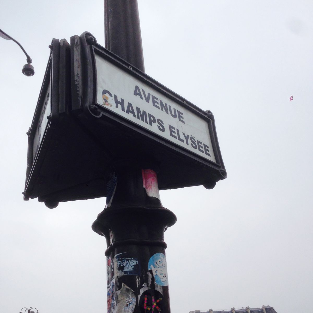 凱旋門とシャンゼリゼ通り。
歩いてると、建物の立派さありきの道幅だったり
...