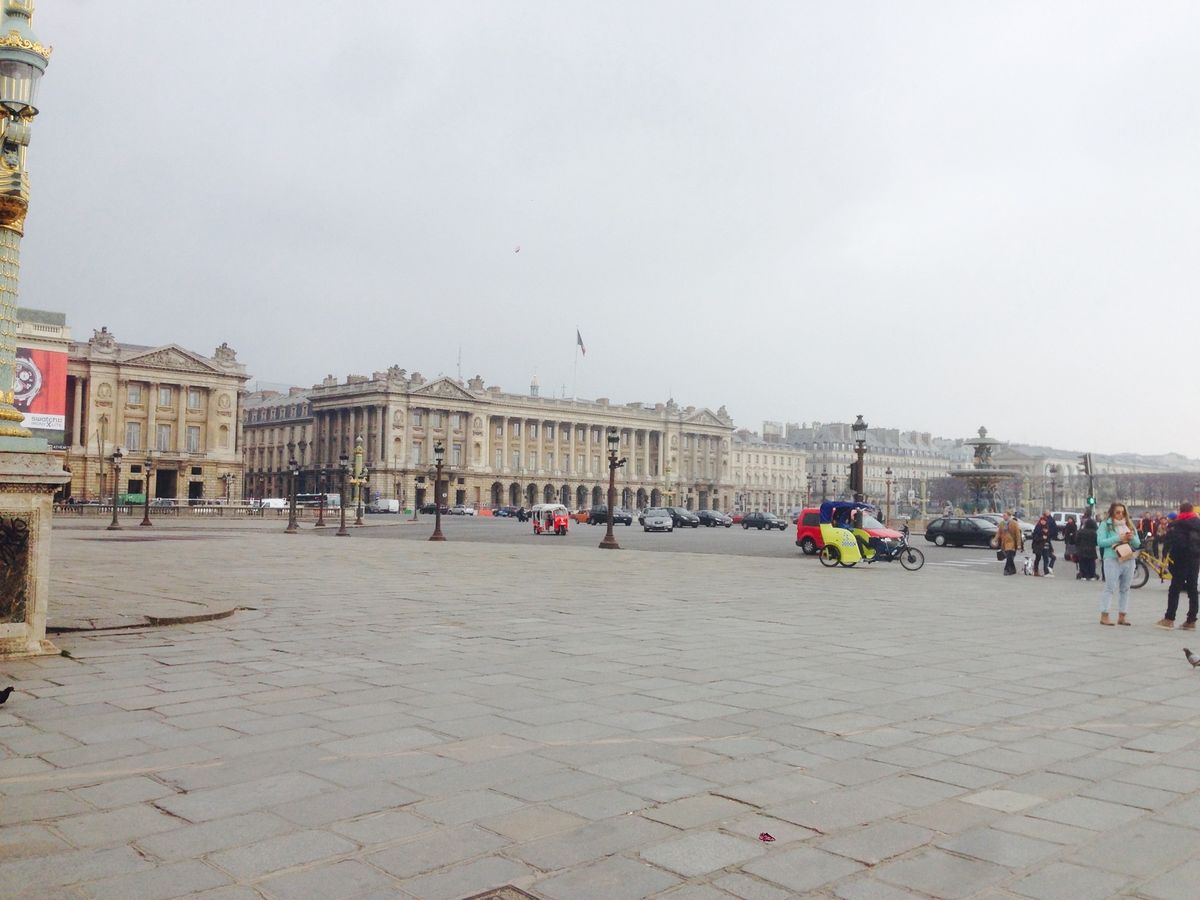 凱旋門とシャンゼリゼ通り。
歩いてると、建物の立派さありきの道幅だったり
...